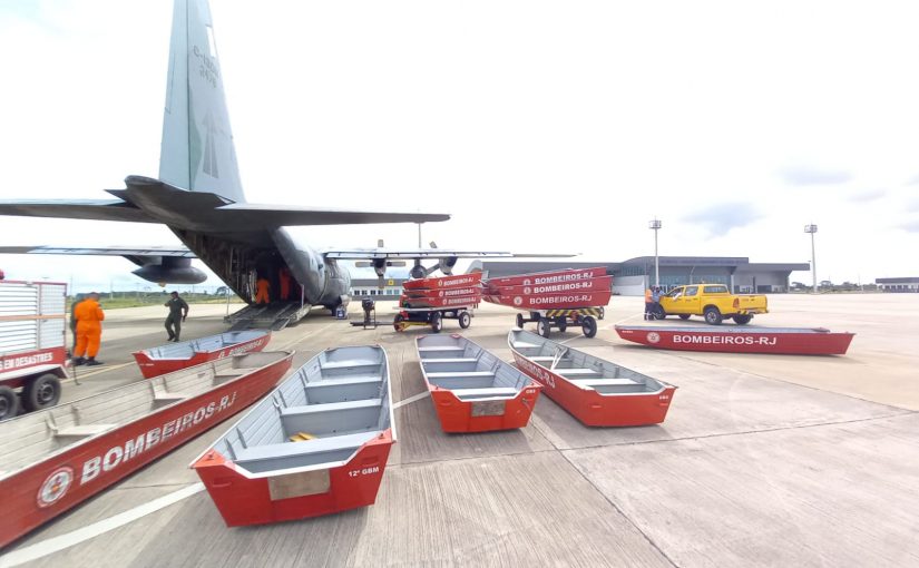 Cargueiro da FAB chega ao Aeroporto com barcos e equipamentos de salvamento
